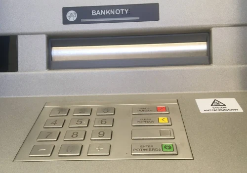 Banki blokują pieniądze po śmierci bliskich. UOKiK interweniuje