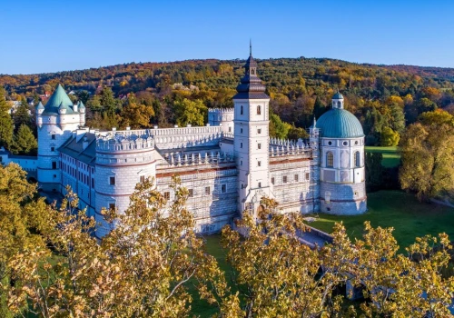 Ten zamek wygląda jak z bajki. Idealny pomysł na wycieczkę z Krakowa