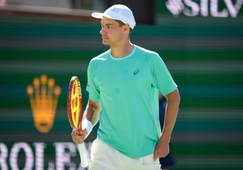 Tenis ziemny: Rewelacyjny mecz Majchrzaka! Polak gra dalej.