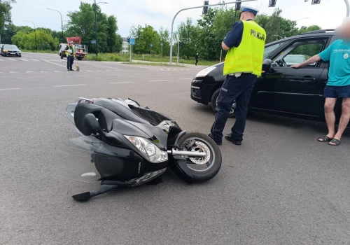 Skuterzysta przewrócił się na skrzyżowaniu w Lublinie, trafił do szpitala. Są utrudnienia w ruchu