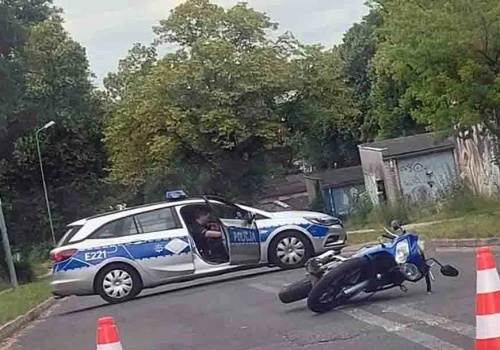 Zielona Góra. Motocyklista po wypadku z urazem kręgosłupa i nogi (ZDJĘCIE CZYTELNIKA)