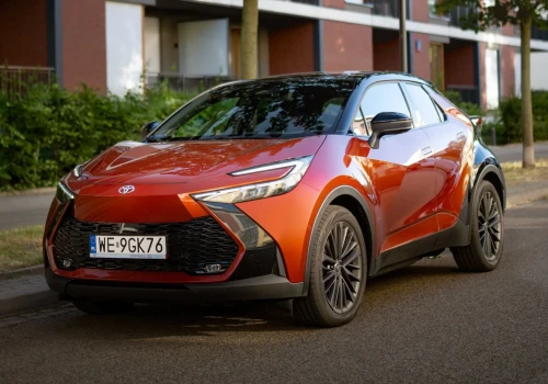 Nowy SUV Toyoty o 17 000 zł taniej. A z plug-inem idziesz na rekord