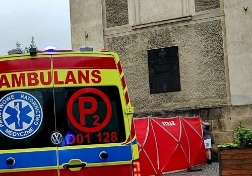 Samochód wjechał na chodnik i potrącił dwie osoby. Poważny wypadek na Dolnym Śląsku