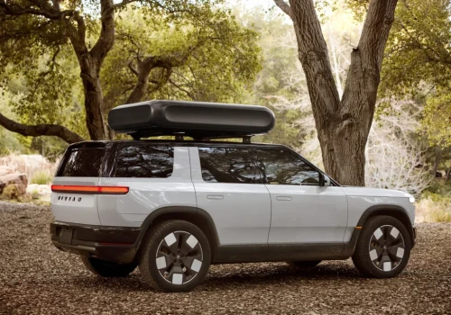 Rivian R2 za 58 tys. USD wyjeżdża już do klientów. Tańsze odmiany pojawią się w przyszłym roku