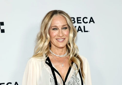 Sarah Jessica Parker w centrum uwagi. Jej koronkowa stylizacja to hit lata 2026