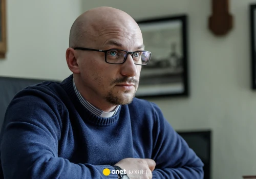 Znany ksiądz odnalazł przy torach niezwykłą pamiątkę. Poruszający wpis