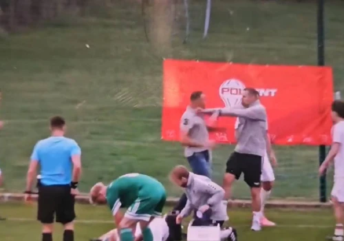 Byli reprezentanci Polski pobili się na boisku. Sceny w ostatnich minutach finału