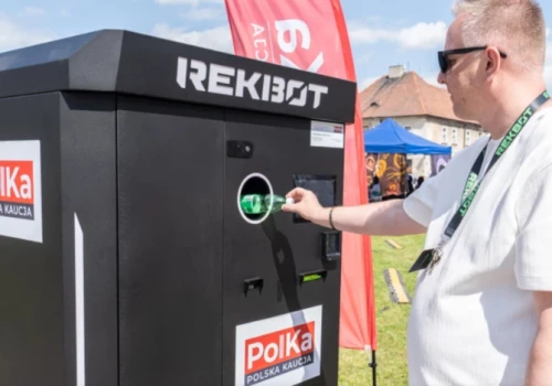 Butelkę oddasz na plaży. System kaucyjny wychodzi ze sklepów: kaucja wróci na kartę!