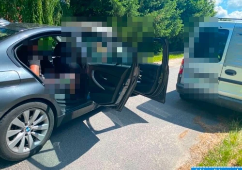 Totalna kumulacja. Dwa aktywne zakazy, podwójnie poszukiwany, a auto którym uciekał miało inne tablice, brak OC i przeglądu
