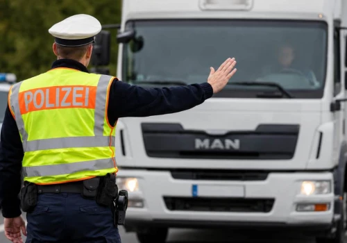 Policja w Niemczech zatrzymała dwie ciężarówki jednej firmy. W środku 300 kilogramów żywności do wyrzucenia