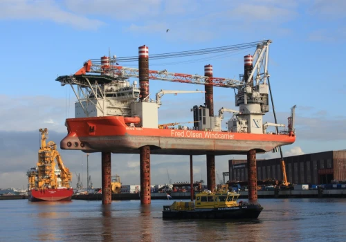 Incydent w porcie Esbjerg. Statek instalacyjny offshore uderzył w nabrzeże i suwnice