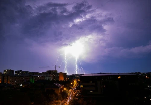 Letnie nawałnice i burze a ubezpieczenie mieszkania. Czego nie warto pomijać w polisie?