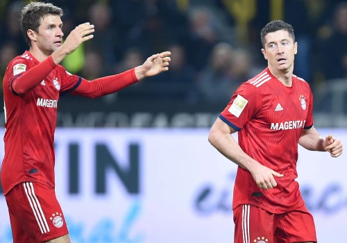 Muller podpatrywał, co robi Lewandowski. 