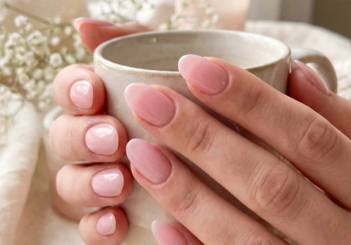 Niezwykle eleganckie i kobiece - paznokcie strawberry milk to wybór na lato 2026