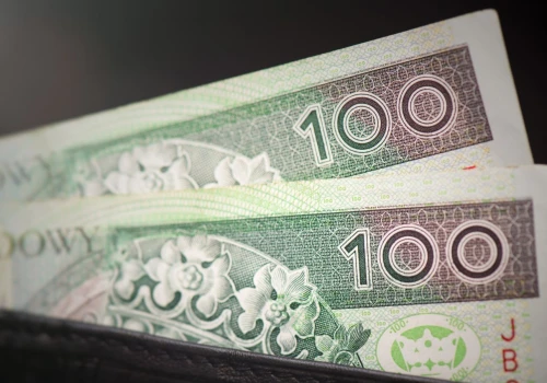 ZUS wypłaca 336,16 zł co miesiąc, bez względu na dochód. Ci emeryci mogą starać się o świadczenie