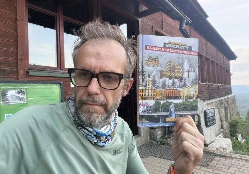 Dwa lata poszukiwań i archiwalnych kwerend. Efekt – ponad 30 niezwykłych historii w książce Tomasza Wolffa. Kierowco, zatrzymaj się, leci skoczek…