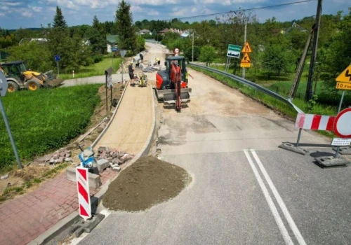 Gmina Ropczyce modernizuje drogę Brzezówka – Zapłocie. Prace zakończą się w październiku