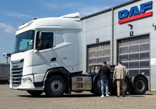DAF XG 530 dla Tesko Steel z Rybnika – ciągnik 8×4 na trasy po prywatnych drogach