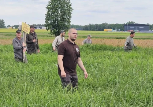 Drony nad łąkami. Rolnicy i myśliwi ratują sarenki przed kosiarkami