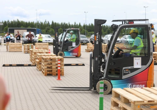 Operatorzy wózków widłowych z całej Polski przyjechali do Ameryki k. Olsztynka. Walczyli o tytuł mistrza i pieniądze