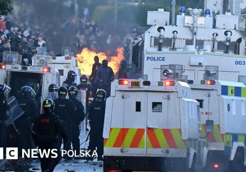 Dwunastu policjantów rannych i 16 aresztowań podczas drugiej nocy zamieszek w Irlandii Północnej