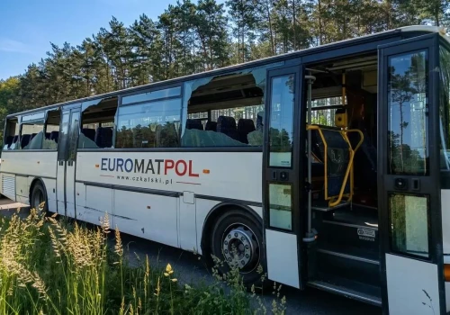 DROGOWY SZOK! Autobus z pięcioma wybitymi szybami woził ludzi po drodze! Policja natychmiast przerwała jazdę