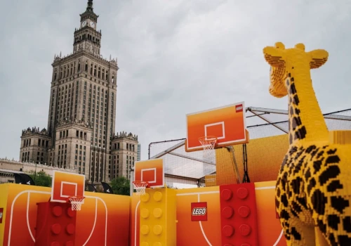 Budowanie, skoki i koszykówka w jednym miejscu. LEGO® Basketball Experience rozgrzało centrum Warszawy