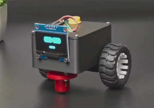 Mały robot jeździ po biurku i czeka na dotyk. Dziwne? Trochę. Sympatyczne? Bardzo
