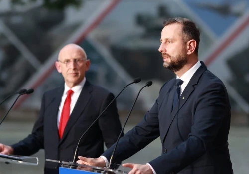 Trzęsienie ziemi w Wielkiej Brytanii. Dymisja i cięcia w armii