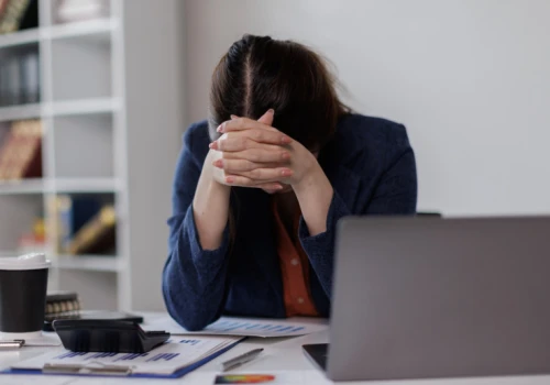 Firmy nie zwalniają masowo, ale jest nowy problem