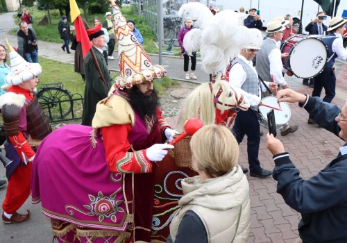 Lajkonik harcuje po ulicach Krakowa. Płynął też Wisłą