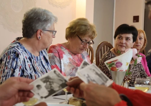 Spotkali się 50 lat po maturze. „Czasem wkrada się smutna refleksja, ale zawsze miło się zobaczyć”