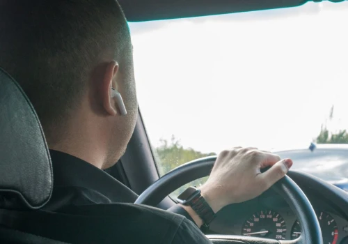 Słuchawki na rowerze, hulajnodze i za kierownicą. Kierowcy często nie wiedzą, co wolno