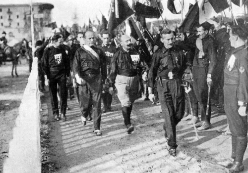30 tysięcy ludzi w czarnych koszulach i jeden wielki bluff. Tak Mussolini przejął władzę we Włoszech