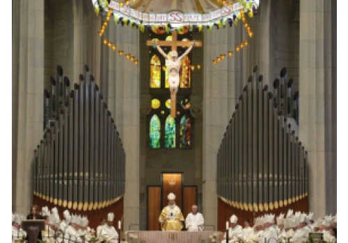 W setną rocznicę śmierci Gaudiego papież pobłogosławił wieżę bazyliki Sagrada Familia