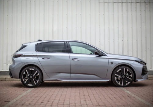 Testujemy nowego Peugeot 308 HB GT Exclusive Hybrid 145 KM. Ale wygodne fotele… AGR!