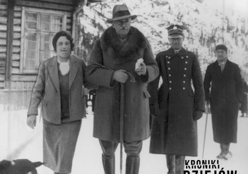 Była młodszą o 30 lat sekretarką prezydenta. Gdy stanęła z nim na ślubnym kobiercu, wybuchł potężny skandal