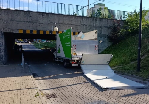 Kolejny kierowca nie patrzył na znaki. Wjechał pod niski wiadukt w Lublinie niszcząc zabudowę auta