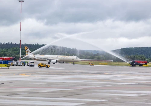 Nowa linia lotnicza w Kraków Airport. Pierwszy samolot powitano salutem wodnym