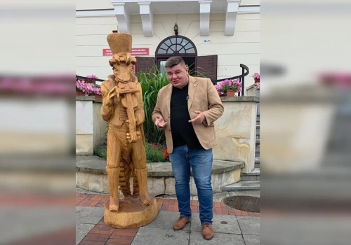 Chrząszcz ze Szczebrzeszyna trafi do Pszczyny na Śląsk. Burmistrz kupił rzeźbę za własne pieniądze