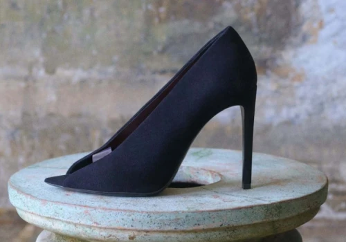 Valentino stworzył buty, o których huczy internet. Hailey Bieber już je nosi, a krytycy nie mają litości