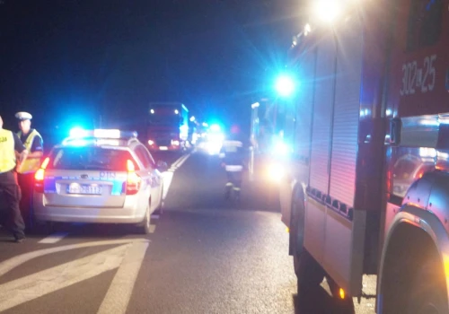 Z ciężarówki wylał się miód, droga krajowa nr 17 całkowicie zablokowana. Trwa sprzątanie nawierzchni