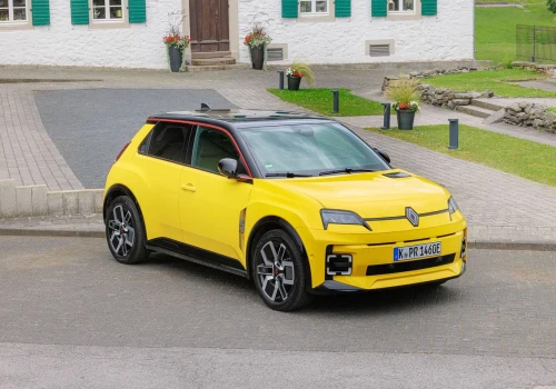 Nowy Renault 5 zdobył aż trzy nagrody. Nowy Samochód Roku 2026, Najlepszy Samochód do Miasta, Najprzyjemniejszy w Prowadzeniu!