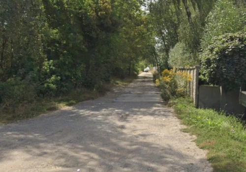 Nie będzie lepszego dojazdu do bocznej bramy cmentarza na Majdanku. Ubytki zostaną jednak naprawione