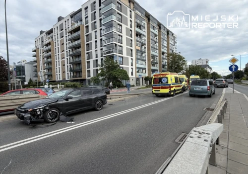 Wypadek na Mokotowie. Dwie osoby ranne po zderzeniu Lexusa i Kii