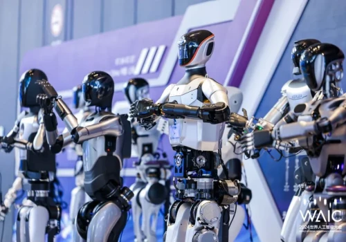 Chińskie humanoidy w dwóch odsłonach: platforma badawcza Unitree i konsumencki robot UBTECH