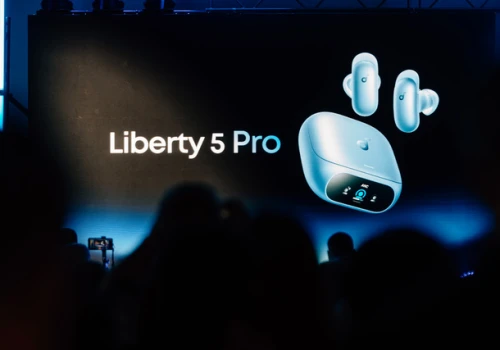 Słuchawki z AI, które robią notatki. soundcore Liberty 5 Pro Max debiutują w Polsce