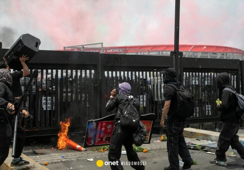 Na stadionie piłkarskie święto, na ulicach demonstranci. Meksyk w cieniu protestów