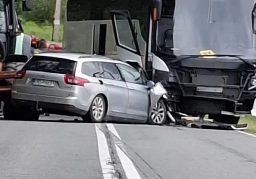 Zderzenie autobusu, osobówki i ciągnika na drodze wojewódzkiej. Jedna osoba trafiła do szpitala