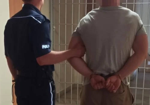 Zamiast wolności cela w Czarnem. Policjanci rozliczyli poszukiwanych z zaległych wyroków